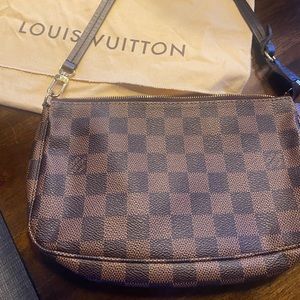 Louis Vuitton Pochette Damier